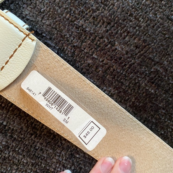 White guess belt has a black stain on buckle - Picture 3 of 3